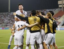 　日本―オマーン　後半、伊東の決勝ゴールに沸く吉田（左上）ら＝マスカット（共同）