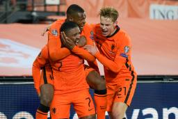 　Ｗ杯欧州予選のノルウェー戦で最初のゴールを挙げ喜ぶオランダの選手たち＝ロッテルダム（ＡＰ＝共同）