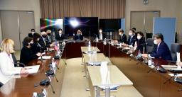 　会談する萩生田経産相（右端）と米通商代表部のタイ代表（左から２人目）＝１７日午前、経産省