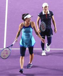 　ＷＴＡファイナルのダブルス準決勝でプレーする青山（右）、柴原組＝グアダラハラ（ゲッティ＝共同）