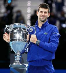 　男子テニスでシングルスの今季年間世界ランキング１位で表彰を受けたノバク・ジョコビッチ＝１５日、トリノ（ロイター＝共同）