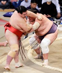 　照ノ富士（右）がきめ出しで阿武咲を下す＝福岡国際センター