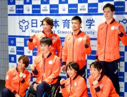 　日体大の東京五輪・パラリンピック報告会で記念撮影する阿部詩（前列左端）、阿部一二三（後列左）、入江聖奈（前列右端）ら＝１７日、横浜アリーナ