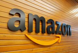 　アマゾン・コムのロゴ＝２０１８年４月、インド・ベンガルール（ロイター＝共同）