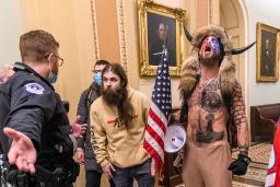 　米議会議事堂内で、警察官と対峙（たいじ）するジェーコブ・チャンスリー被告（右）＝１月、ワシントン（ＡＰ＝共同）