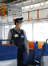 　快速列車に乗車し、警戒に当たる警備員＝１８日午後、ＪＲ名古屋駅
