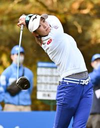　第１日、１０番でティーショットを放つ原英莉花。７アンダーで首位＝エリエールＧＣ松山
