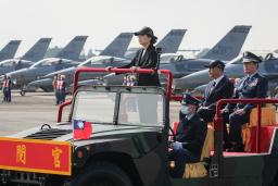　１８日、台湾・嘉義県の空軍基地で、観閲する蔡英文総統（中央）（中央通信社＝共同）