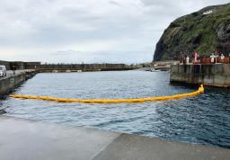 　軽石の流入を警戒し、伊豆諸島の御蔵島の港に設置されたオイルフェンス＝１８日（東京都提供）