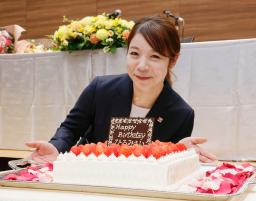 　記者会見で、誕生日ケーキを贈られポーズをとる重量挙げ女子の三宅宏実＝１８日午後、東京都新宿区