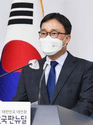 　１８日、ソウルの韓国外務省で記者会見する崔泳杉報道官（共同）