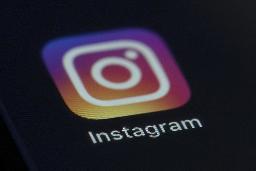 　モバイル機器画面に表示されたインスタグラムのアプリ＝２０１９年８月（ＡＰ＝共同）