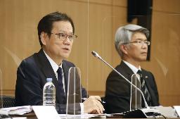 　８月、システム障害が発生したことを受け、記者会見するみずほフィナンシャルグループの坂井辰史社長（左）と、みずほ銀行の藤原弘治頭取＝東京都千代田区