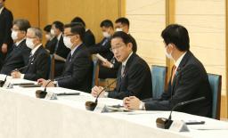 　経済安全保障推進会議の初会合であいさつする岸田首相（右から２人目）＝１９日午前、首相官邸
