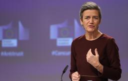 　記者会見する欧州連合（ＥＵ）欧州委のベステアー執行副委員長＝１８日、ブリュッセル（ゲッティ＝共同）