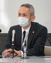 　県警の捜査に抗議声明を発表し、記者会見する富山県弁護士会の足立政孝会長＝１９日午前、富山市