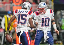 　ＴＤパスを受けた仲間と喜ぶペイトリオッツのＱＢジョーンズ（右）＝アトランタ（ＵＳＡトゥデー・ロイター＝共同）