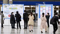 　３月１日、新卒採用の会社説明会に向かう学生ら＝千葉市の幕張メッセ