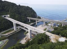 　全線開通を控える三陸沿岸道路（手前）＝８月、岩手県野田村（国交省三陸国道事務所提供）