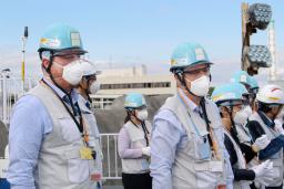 　東京電力福島第１原発を視察するＩＡＥＡの職員ら＝１６日（東京電力提供）