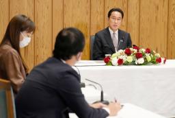 　グループインタビューに答える岸田首相＝１９日午後、首相官邸