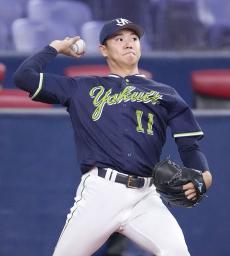 　キャッチボールで調整するヤクルト・奥川＝京セラドーム