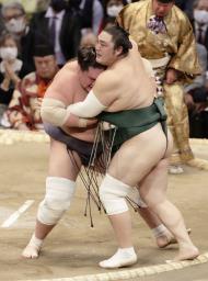 　照ノ富士（左）が寄り切りで隠岐の海を下す＝福岡国際センター