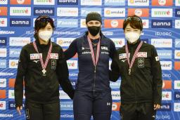 　表彰台に立つ２位の高木美帆（左）と３位の小平奈緒（右）＝１９日、ノルウェー・スタバンゲル（ロイター＝共同）
