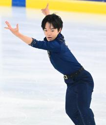 　男子ＳＰで首位に立った鍵山優真＝グルノーブル（共同）