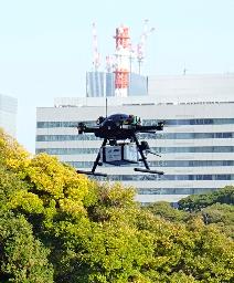 　実証実験で、料理を運ぶドローン＝２０日午前、東京・竹芝