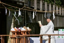 　奈良市の奈良公園で行われた、死んだシカの慰霊祭「鹿まつり」＝２０日午前