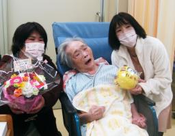 　原口アヤ子さん（中央）のお見舞いに訪れ、記念撮影する西山美香さん（左）と青木恵子さん＝２０日午前、鹿児島県（支援者提供）