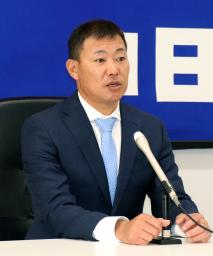 　契約更改交渉を終え、記者会見する中日・福留＝２０日、ナゴヤ球場