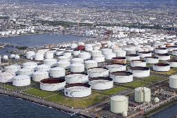 　出光興産千葉製油所の貯蔵タンク。原油や石油製品などが貯蔵されている＝１２日、千葉県市原市