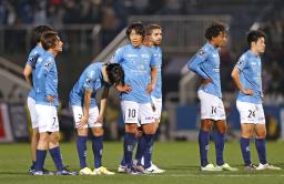 　神戸に敗れ、肩を落とす横浜ＦＣイレブン＝ニッパツ