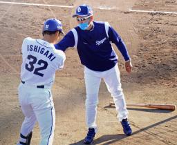 　打撃指導する中日の立浪監督（右）＝ナゴヤ球場