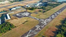 　和歌山県白浜町の南紀白浜空港旧滑走路に描かれた巨大な地上絵＝２０日（小型無人機から、クオリティソフト提供）