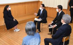 　愛媛県立松山東高で生徒らと意見交換する岸田首相（奥左から２人目）＝２０日午後、松山市（代表撮影）