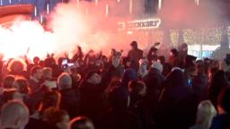 　１９日、オランダ・ロッテルダムで、抗議のために集まった人々（Ｍｅｄｉａ　ＴＶ　Ｒｏｔｔｅｒｄａｍ提供・ＡＰ＝共同）