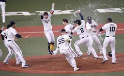 　９回、サヨナラ二塁打を放った吉田正（中央奥）と喜ぶオリックスナイン＝京セラドーム