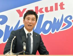 　契約更改交渉を終えたヤクルト・川端＝６日、東京都内の球団事務所（代表撮影）