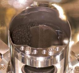 　探査機はやぶさ２が地球へ持ち帰った小惑星「りゅうぐう」の岩石試料（ＪＡＸＡ提供）