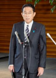 　記者の質問に答える岸田首相＝７日午前、首相官邸