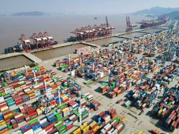 　中国浙江省寧波市の港に積まれたコンテナ＝１１月（共同）