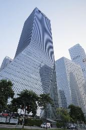 　中国恒大集団の本社が入るビル（左）＝９月、中国広東省深セン市