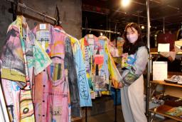　廃棄衣料を使って制作された洋服の作品＝７日午前、東京都港区