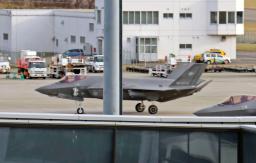 　函館空港に緊急着陸した航空自衛隊のＦ３５Ａステルス戦闘機＝８日午後１時５１分