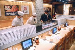 　ワタミが開く「すしの和」の店内＝８日、東京都墨田区