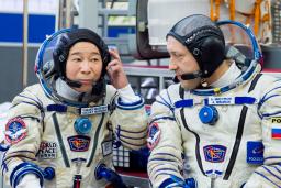 　訓練を受ける前沢友作さん（左）＝１１月１６日、ロシア「星の町」（ロスコスモス提供・ロイター＝共同）