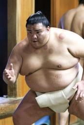 　稽古で汗を流す御嶽海＝東京都墨田区の出羽海部屋（代表撮影）